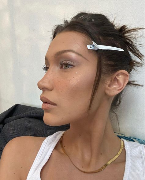 Jewelry Inspo, Bella Hadid, Lookbook Outfits, Name Necklace, Ear Cuff, Choker Necklace, Most Beautiful, Pearl Earrings, Makeup