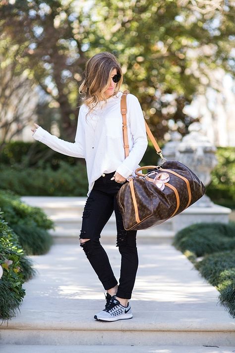 white sweatshirt + nike sneakers + louis vuitton duffle + headphones + black jeans Fashion 80s Women, Distressed Denim Outfit, White Tee Outfit, Louis Vuitton Duffle Bag, Casual Travel Outfit, Vuitton Outfit, Bags Outfit, Louis Vuitton Travel Bags, Sneaker Outfits