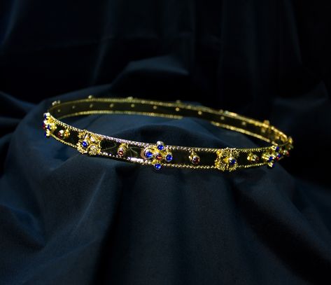 14th century circlet from "Madonna of Veveri" and "Madonna of Zbraslav" paintings. Gold plating, glass gems. #medieval #crown #circlet #middleage #history #reenactment #costume Medieval Crown Princesses, Medieval Crown Aesthetic, Medieval Princess Crown, Golden Circlet Crown, Gold Circlet Crown, Medieval Crown Queens, Medieval Jewelry Aesthetic, Medieval Circlet, Medieval Crowns