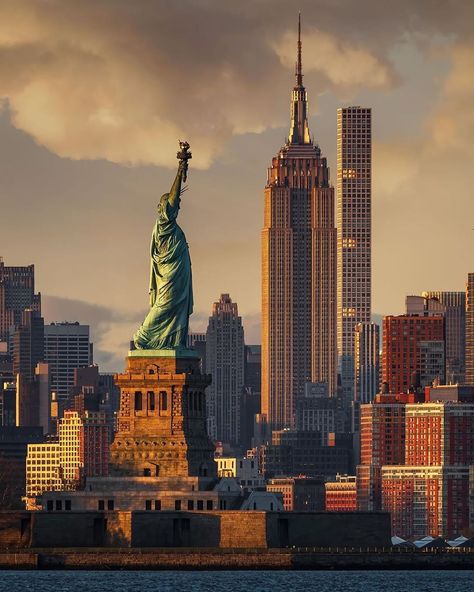 Empire State Building’s Instagram profile post: “Standing strong through it all. ⠀⠀⠀⠀⠀⠀⠀⠀⠀ 📷: @kirit143 #EmpireStateBuilding ➡️ Follow @empirestatebldg for more #NYC photos! ⬅️” Travel New York, New York Theme, New York Wallpaper, Los Angeles Travel, York Wallpaper, New York City Travel, Nova York, Dream City, City Photography