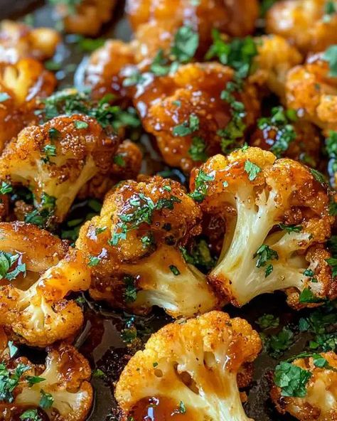 Maple Sriracha Roasted Cauliflower Siracha Recipes, Maple Sriracha, Spicy Roasted Cauliflower, Roasted Veggie Salad, Autumn Recipes Vegetarian, Fall Veggies, Autumn Side Dishes, Roasted Cauliflower Recipes, Head Of Cauliflower