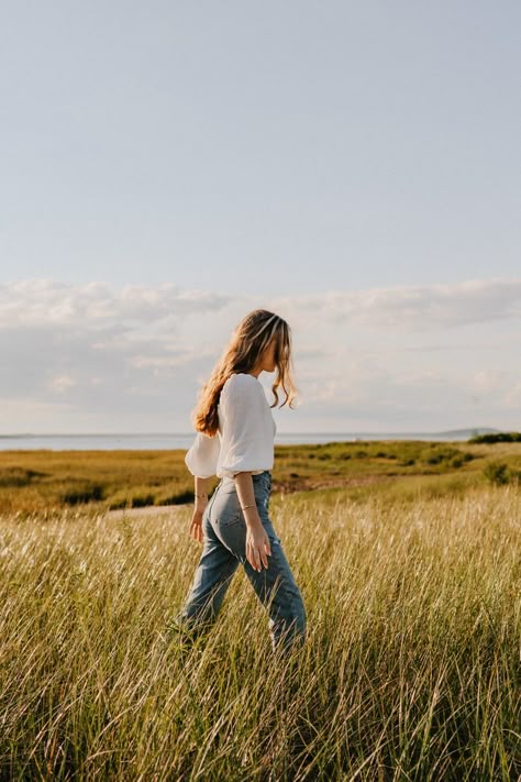 Direct Sun Photoshoot, Dry Grass Photoshoot, Beach Grass Photoshoot, Sunset Photoshoot Ideas Golden Hour, Long Grass Photoshoot, Grass Picture Ideas, Sunrise Senior Pictures, Candid Portrait Photography, Candid Senior Pictures