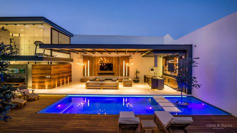 Vista general terraza con gimnasio y alberca: terrazas de estilo por rené flores photography | homify Pool Bar Design, Mountain Contemporary Home, Modern Pool House, Summer House Garden, Modern Pools, Backyard Pool Landscaping, Backyard Pool Designs, Terrace Design, Swimming Pools Backyard