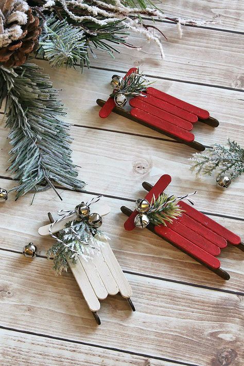 These popsicle stick sled Christmas ornaments are an easy DIY project that even the kids can do and add a simple, rustic touch to your Christmas decor. Popsicle Christmas Ornaments, Joululahjat Diy, Jul Diy, Christmas Vignettes, Fun Christmas Crafts, Luge, Popsicle Stick, Easy Christmas Crafts, Handmade Christmas Decorations