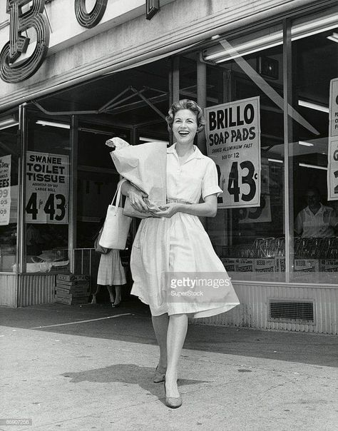 DRESSED FOR GROCERY SHOPPING IN THE 1950's  This woman reminds me of how my Mom dressed to go shopping. And she enjoyed it, too. Actually, she called it "doing her marketing".   After the supermarket, she would stop in and pick up a loaf of rye bread and a cheesecake at Adrian's Bakery. Then to the butcher shop called Bass & Schweitzer for a Paramount kosher chicken and whatever cut of beef she was in the mood to cook for us. And she would usually stop at the appetizing store, and the fish store Vintage Housewife, Retro Housewife, Vintage Life, Bag Canvas, Vintage Pictures, The Good Old Days, Vintage Photographs, Vintage Love, Grocery Shopping