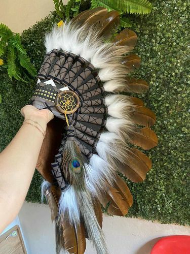 Black Photoshoot, Feather Headpiece, First Nations, Indian Design, Flower Crafts, Headdress, Maquillaje De Ojos, Peter Pan, Headpiece