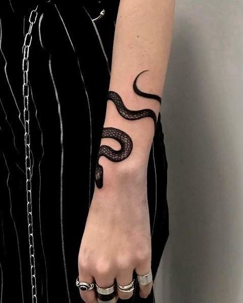 Tato Grunge, Pasta Tattoo, Pin Tattoo, Snake Tattoo Design, Hip Tattoos Women, Stylist Tattoos, Discreet Tattoos, Piercings And Tattoos, Aesthetic Tattoo