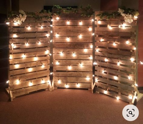 Pallet Background, Bachelor Pad Decor, Pallet Backdrop, Fest Temaer, Rustic Wedding Backdrops, Pallet Wedding, Deco Champetre, Wood Backdrop, Pallet Decor