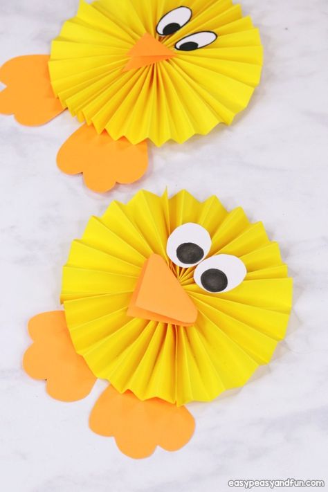 Påskeaktiviteter For Barn, Chick Craft, Diy – Velikonoce, Easter Paper Crafts, Craft To Make, Fun Easter Crafts, Chicken Crafts, Paper Rosettes, Craft Easy