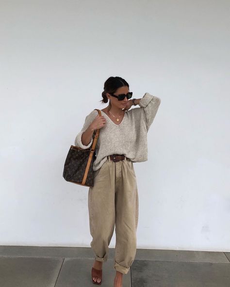 @marvadel Instagram outfit inspiration: black sunglasses, oversized beige sweater, Louis Vuitton bag, baggy khaki pants, and tan sandals Dress Pants Outfits, Minimalist Moda, Female Tops, Relaxed Outfit, Cropped Sweatshirt, Dog Paw, ��가을 패션, Vintage Glamour, Mode Vintage