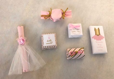 Pink and gold decorated chocolate for new born baby girl Chocolate Tray, New Born Baby Girl, Chocolate Decoration, Chocolate Babies, Baby Favors, Chocolate Design, New Born Baby, Flower Diy