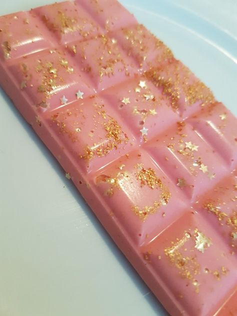 Pink glitter chocolate bar Pink + Core + Aesthetic, Glitter Chocolate, Chocolate Gold, Pink Chocolate, Pink Friday, Chocolate Bars, Chocolate Bar, Pink Glitter, Gold Glitter