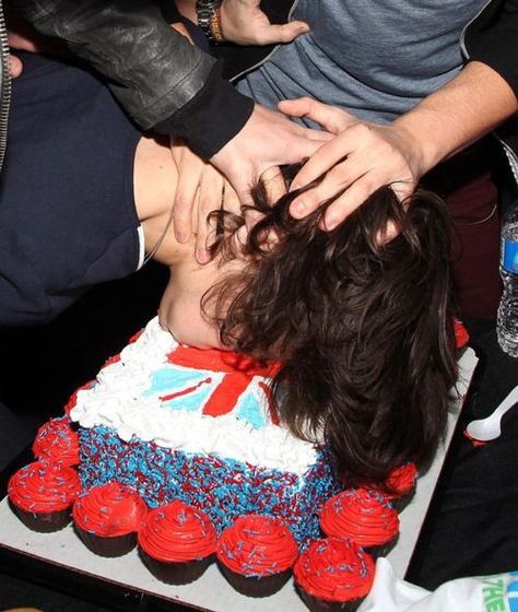 Hazza getting his face shoved in a cake... I would totally eat that cake afterwards.... And then be all like, Can I like your face? I'm such a creeper :3 One Direction <3 Harry Styles 2011, Harry Styles Birthday, Five Guys, Harry Styles Pictures, One Direction Pictures, I Love One Direction, King Of My Heart, Harry Edward Styles, Edward Styles