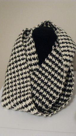 Fabulous Houndstooth Scarf: free crochet pattern Houndstooth Scarf, Bonnet Crochet, Hounds Tooth, Scarf Crochet Pattern, Crochet Cowl, Love Crochet, Knit Or Crochet, Scarf Pattern, Crochet Scarves