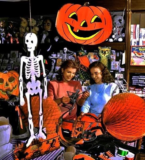 Vintage Halloween Photos, Vintage Halloween Images, Halloween Stories, 90s Halloween, Halloween Inspo, Halloween Images, Season Of The Witch, Halloween Photos, Halloween Movies