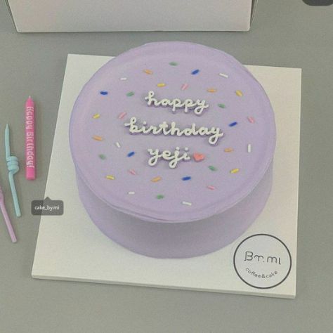 Cake Birthday Korea Simple Purple, Pastel Purple Birthday Cake, Lilac Cake Aesthetic, Lavender Cake Aesthetic, Purple Korean Cake, Pastel Purple Cake Aesthetic, Purple Cake Simple, Korean Bday Cake, Birthday Cake Lilac