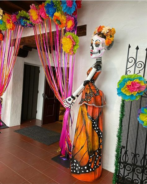 Halloween Door Decorations Classroom, Dia De Los Muertos Party Ideas, Dia De Los Muertos Decorations Ideas, Day Of The Dead Party, Halloween Office, Outdoor Halloween Decorations, Den Mrtvých, Mexican Party Theme, Minecraft House