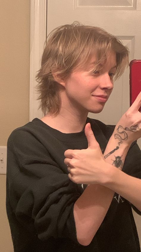 Mullet Androgynous, Shorthair Wolfcut, Wolfcut Mullet, Nonbinary Haircuts, Queer Haircut, Nonbinary Hair, Non Binary Haircuts, Growing My Hair, Queer Hair