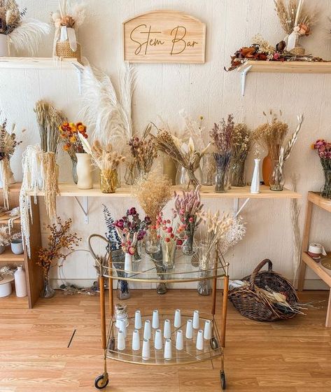 Dried Floral Display, Dried Flower Bar Display, Dried Flower Shop, Stem Bar Flower, Make Your Own Bouquet, Dried Flower Bar, Bouquet Bar Set Up, Dried Flower Studio, Bouquet Bar Build Your Own