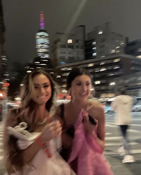 Hannah Harrell, Photos Bff, Nyc Aesthetic, Nyc Life, Best Friends Aesthetic, Dream Lifestyle, Friend Photoshoot, Best Friend Pictures, Teenage Dream