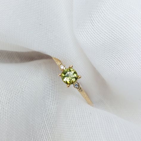 Yellow Gold Peridot Ring, Gold And Peridot Ring, Peridot Gold Jewelry, Peridot Stone Ring, Engagement Ring Peridot, Green Ring Aesthetic, Peridot Ring Gold, Tiana Wedding, Jade Engagement Ring