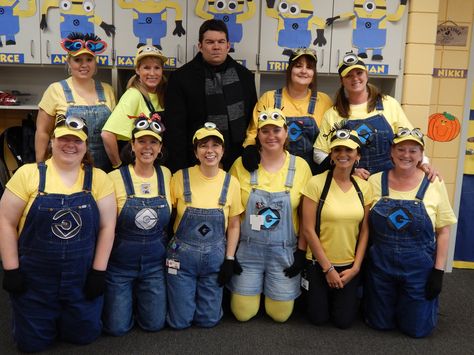 Gru and the Minions Halloween Costumes Minions, Group Costumes Halloween, Gru Costume, Diy Minion Costume, Funny Group Halloween Costumes, Gru And Minions, Group Costume Ideas, Diy Group Halloween Costumes, Minion Costume