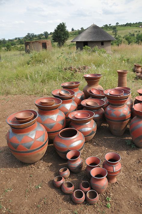 South African Culture Traditional, African Pottery Traditional, South African Crafts, African Clay Pots, Ancient Zimbabwe, African Vase, Ancient Decor, South African Tribes, African Ceramics