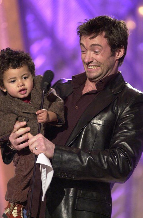 Oscar and Hugh Jackman High Jackman, Hugh Jackman Kids, Hugh Jackman Reaction Pic, Laura Movie, Funny Hugh Jackman, Hugh Jackman Young Pictures, Wolverine Logan, Hugh Jackman And His Kids, Cute Celebrity Couples