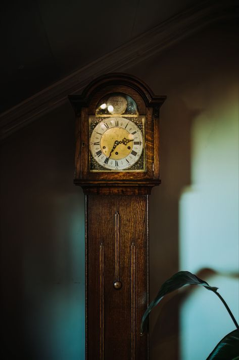 Grandfather Aesthetic, Judas Aesthetic, Old Photos Aesthetic, Vintage Clock Aesthetic, Dark Clock Aesthetic, Grandfather Clock Aesthetic, Old Clock Painting, Old Clocks Vintage, Pony Sona