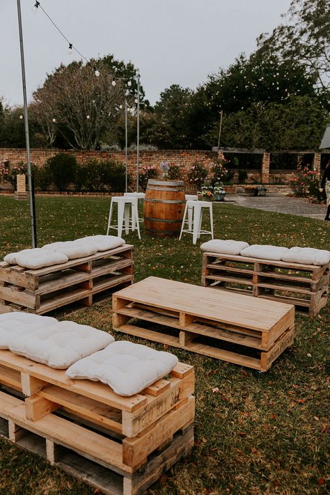 Pallet Table Outdoor, Pallet Wedding Decor, Festival Seating, Outdoor Wedding Seating, Garden Engagement Party, Outdoor Engagement Party, Wedding Bench, Backyard Engagement Parties, Diy Outdoor Weddings