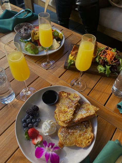 Brunch Mimosas Aesthetic, Mimosa Brunch Aesthetic, Summer Outfits Brunch, Brunch Aesthetic, Mimosa Brunch, Brunch Nyc, Bakery Goods, Ny Food, Brunch Club