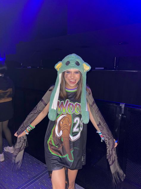 Last Minute Rave Outfit, Modest Rave Outfits Edm, Dnb Rave Outfit, Edm Concert Outfit Winter, Chill Rave Outfits, Dubstep Outfits, Comfy Rave Outfit, Warm Rave Outfits, Electric Forrest