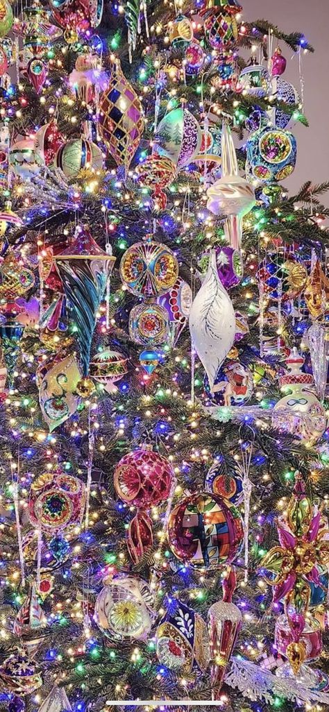 Christmas Tree Ideas Colourful, Lisa Frank Christmas Tree, Mixed Lights Christmas Tree, Christmas Tree Unique Ideas, Bright Christmas Aesthetic, Colorful Christmas Tree Decorations, Xmas Tree Decorations Ideas, 70s Christmas Aesthetic, Outdoor Christmas Tree Ideas