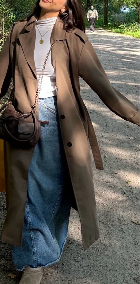 Autumn outfit inspo skirt trenchcoat Skirt And Trench Coat Outfit, Trench Coat And Skirt Outfit, Brown Trench Coat Outfit, Trenchcoat Outfit, Autumn Outfit Inspo, Outfit Modest, Jean Skirt Outfits, Brown Trench Coat, Trench Coat Outfit