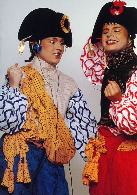 Vivienne Westwood Pirates 1981. I had some of those pieces... but long gone Vivien Westwood, Basic Halloween Costumes, Blitz Kids, Club Tropicana, Female Pirate Costume, Isadora Duncan, Madeleine Vionnet, Western Outfits Men, Pirate Fashion