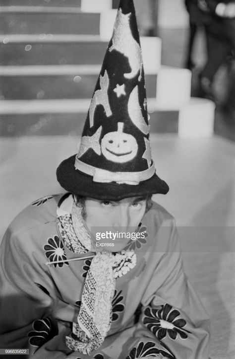 John Lennon on the final day of filming the movie 'Magical Mystery Tour' -- September 1967 Beatles Magical Mystery Tour, John Lemon, Magical Mystery Tour, John Lennon Paul Mccartney, John Lennon Beatles, Beatles John, The Fab Four, Yellow Submarine, Ringo Starr