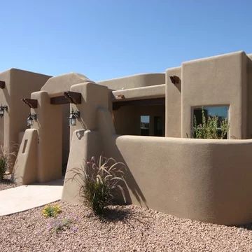 Santa Fe Style Homes Exterior, Pueblo Architecture, Modern Santa Fe Style, Santa Fe Style Homes, Super Adobe, Courtyard Wall, Stucco Wall, Southwest Living, Arched Doorway