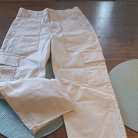 Hollister cargo beige pants Beige Cargos, Outfits Dr, Beige Cargo Pants, Jean Beige, Beige Cargo, Beige Jeans, Xmas List, Digital Closet, Beige Pants