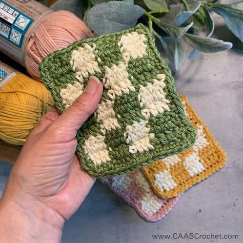 Checkered Granny Square Pattern, Crochet Coaster Square, Checker Crochet Pattern, Checker Granny Square, Crochet Checkerboard Pattern, Granny Square Checkered, Tea Coaster Design, Checkered Crochet Pattern, Checkered Granny Square