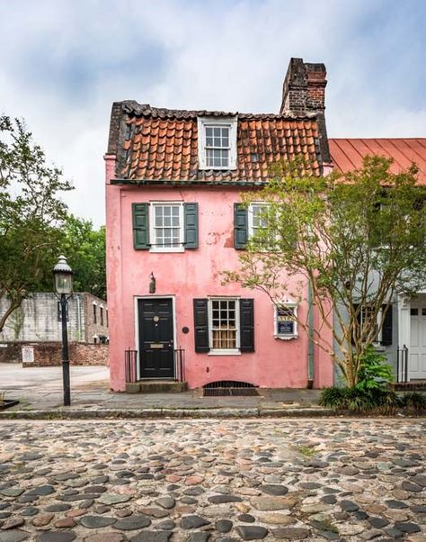 Charleston Homes, House Sketch, Interesting Buildings, Pink House, Cute House, Pink Houses, Charleston South Carolina, Urban Sketching, Old Building