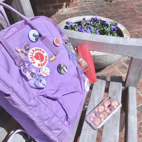 ↠Pinterest:karenmontilla25↞ Kanken Graphite, Mochila Fjallraven Kanken, Backpack Fjallraven, Laptop Size, Fjällräven Kånken, Aesthetic Backpack, Backpack Outfit, Purple Vibe, Lavender Aesthetic