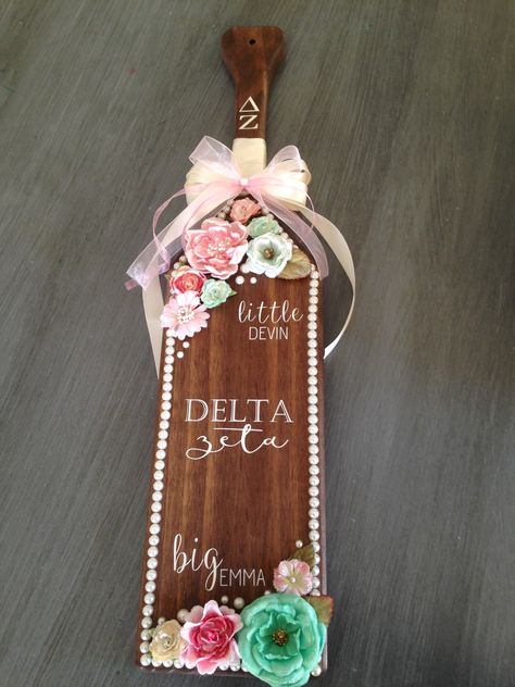 Delta Zeta big/little sorority paddle. Pearls and flowers. Delta Zeta Paddle Ideas, Delta Zeta Paddle, Paddle Sorority Big, Paddle Sorority, Aoii Sorority, Big Little Paddles, Pearls And Flowers, Paddle Ideas, Sorority Art