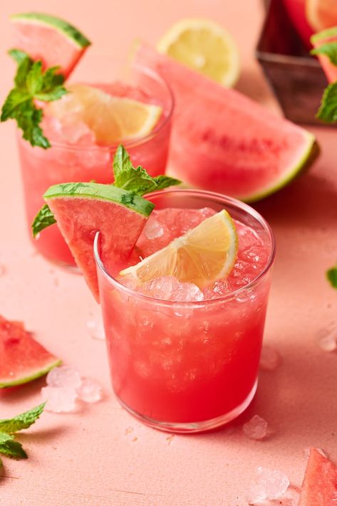 Watermelon Lemonade Watermelon Daiquiri, Bio Twitter, Diy Ballon, Daiquiri Cocktail, Daiquiri Recipe, Baker By Nature, Watermelon And Lemon, Watermelon Lemonade, Refreshing Summer Drinks