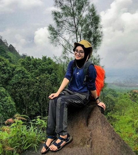 Ootd Hijab Travelling, Outfit Mendaki, Camping Ootd, Ootd Hiking, Outdoor Camping Outfits, Ootd Poses, Stylish Hijab, Hiking Outfit Women, Summer Hiking Outfit