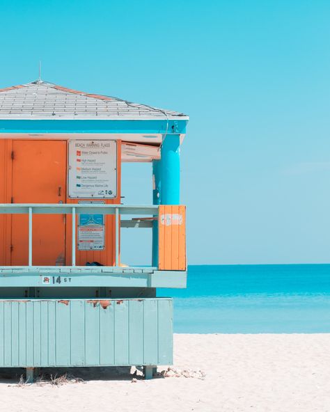 Color, minimal, beach hut and lifeguard station HD photo by Guzmán Barquín (@guzmanbarquin) on Unsplash Beachy Wallpaper, Salvador Dali Museum, Beach Wall Collage, Life Guard, Expensive Art, Collage Mural, Lifeguard Tower, Miami Houses, Photo Summer