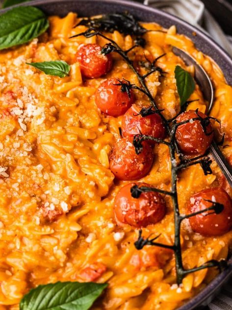 Creamy Orzo Recipes, Tomato Orzo, Orzo Pasta Recipes, Summer Side Dishes Recipes, Roasted Tomato Pasta, So Much Food, Summer Side Dish, Pasta Side Dishes, Orzo Recipes