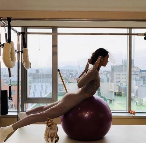 Yoga Ball Aesthetic, Reformer Studio, Fitness Binder, Pilates Motivation, Pilates Wear, Cardio Pilates, Ho Yeon, Pilates Poses, Vision 2024