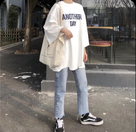 Oversized Tshirt Outfit Korean, Mode Harajuku, Oversized Shirt Outfit, Oversize Tshirt Outfits, Oversize Outfit, Look Grunge, Outfit Oversize, Korean Fashion Outfits, Fashion 90s