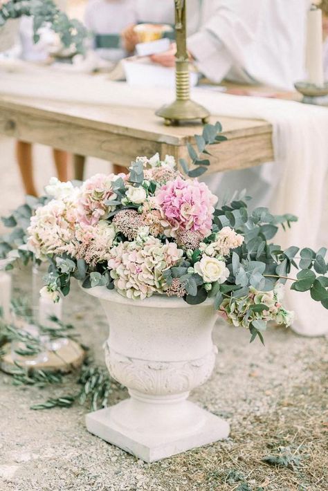 Astilbe Wedding Bouquet, Astilbe Wedding, Winery Wedding Dress, Minimalist Wedding Dress, Wedding Dress Photography, Romantic Wedding Flowers, Aisle Flowers, Studios Photography, Wooden Bow