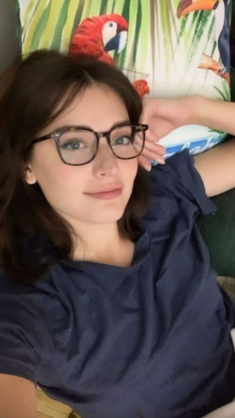 Glasses For Round Faces, Classy Glasses, Glasses Inspiration, Jessica Clement, Cute Glasses, Wearing Glasses, Girls With Glasses, Womens Glasses, Girl Face